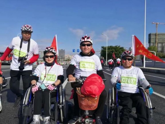 励志!乐清“钢铁女侠”坐着轮椅“跑”完马拉松,现在有机会能站起来……