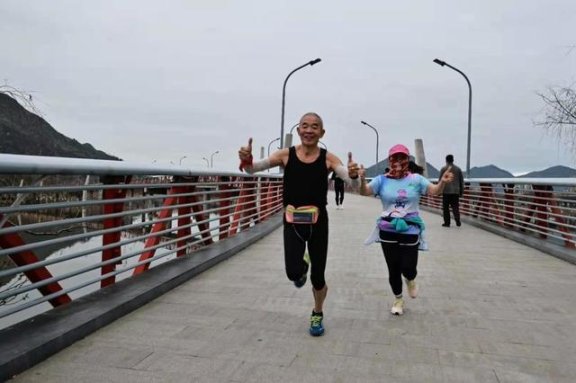 乐清六旬老人晨跑跑成“名人” 一年跑下5700公里